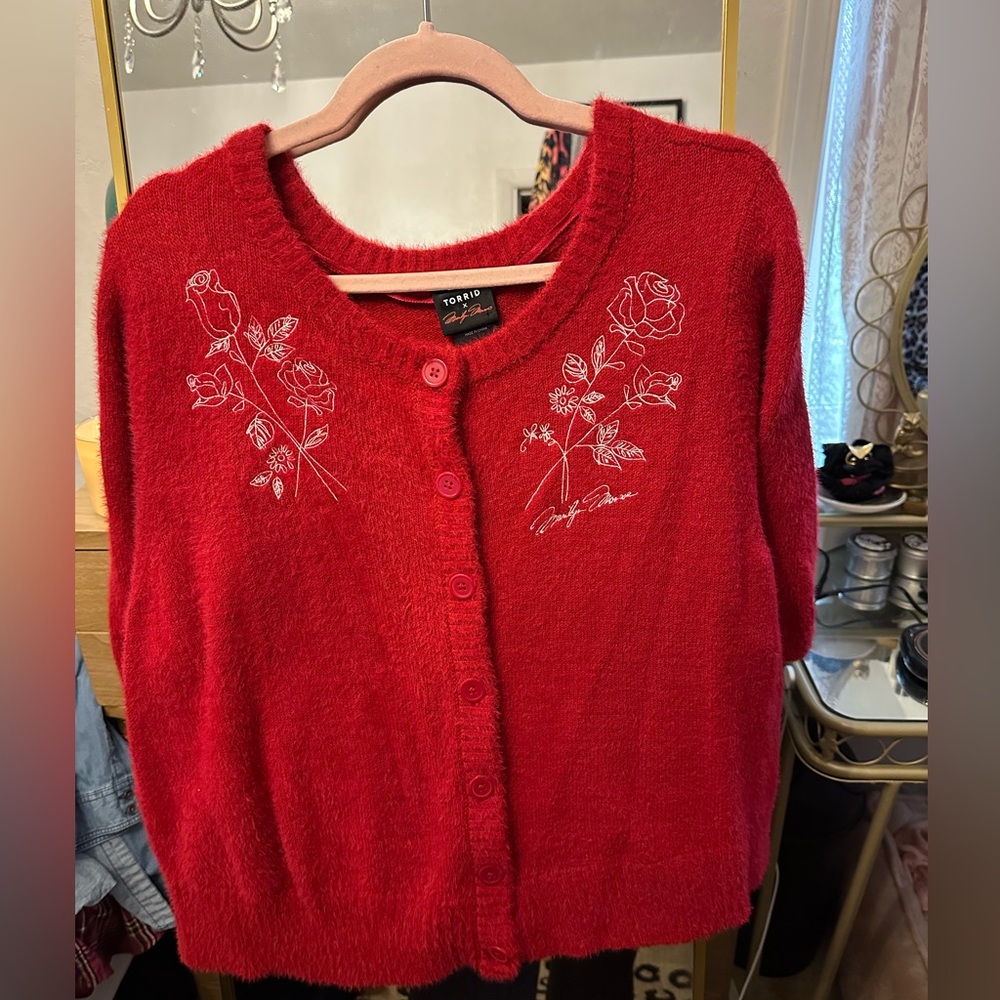 Marilyn Monroe collection cropped sweater.